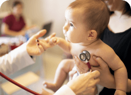 Enfant en pleine consultation médicale